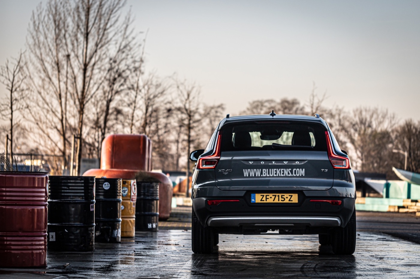 Volvo op een industriële locatie